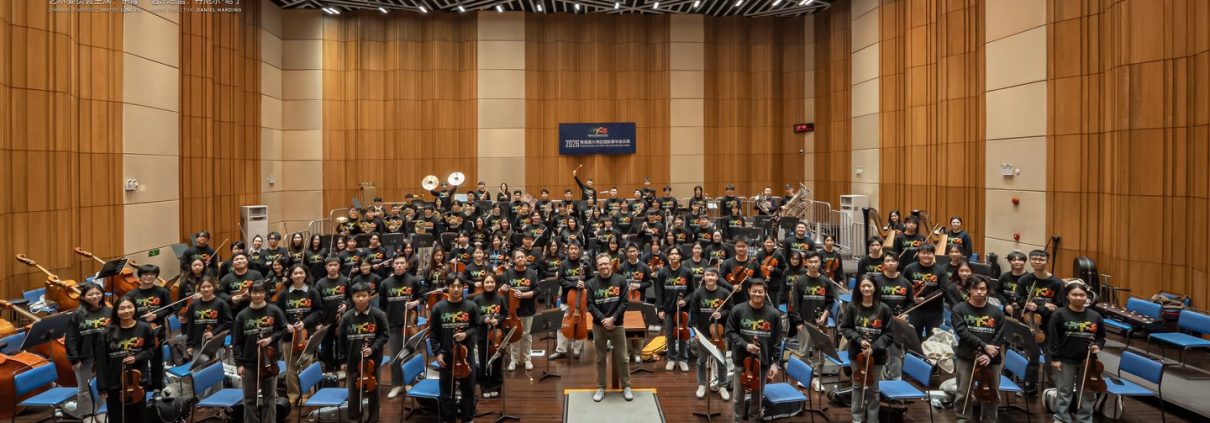 （大合照）哈丁与2026 YMCG管弦乐团，王斌_摄